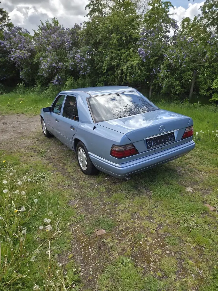 Brugt Mercedes E250 113 HK (83 kW) 1994 Blå Sedan