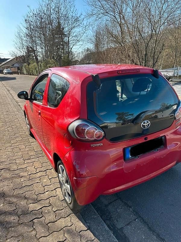Gebraucht Toyota Aygo 68 PS (50 kW) 2010 Rot Kleinwagen