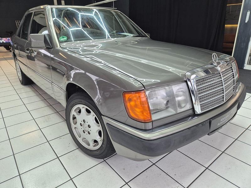 Używany Mercedes E220 150 KM (110 kW) 1993 Szary Sedan/Limuzyna