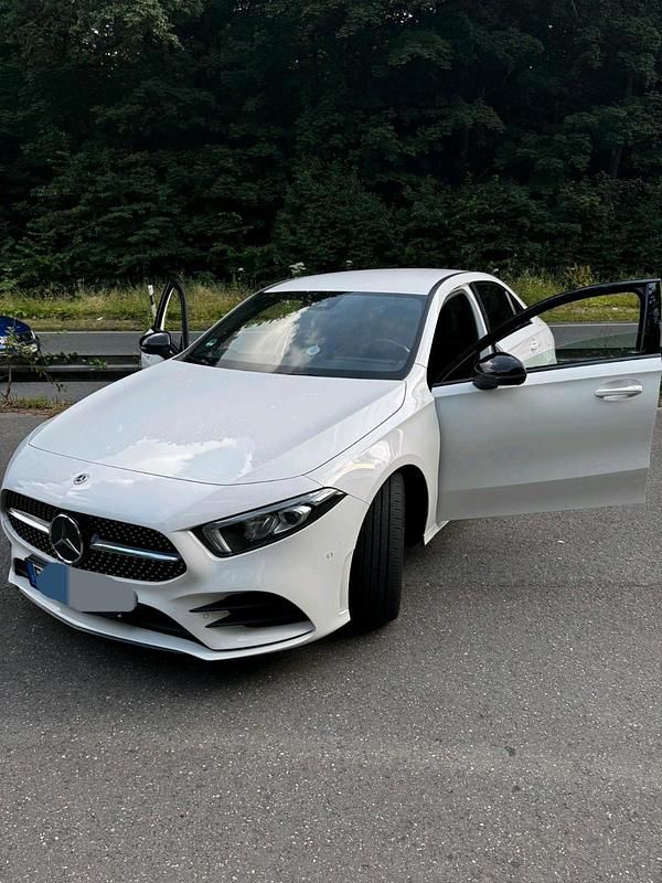 Weiß Gebraucht 2021 Mercedes A180 AMG Limousine | 28.450 € (Fairer Preis) - Bild 1/4