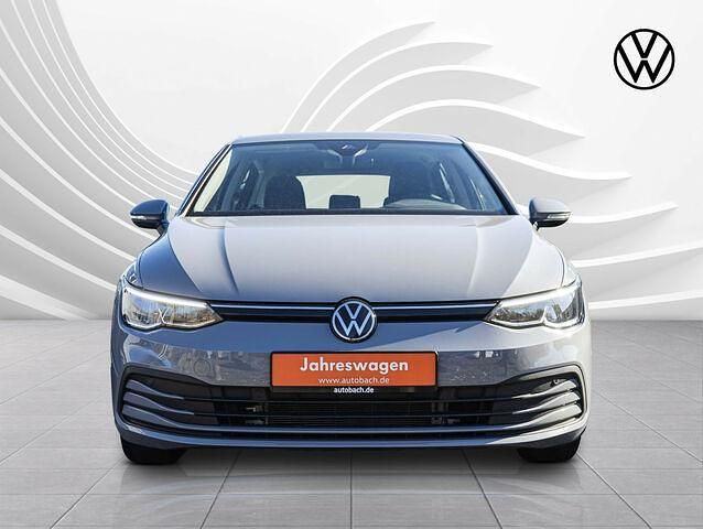 Gebraucht VW Golf VIII Life 150 PS (110 kW) 2024 Grau (mondsteingrau) Limousine