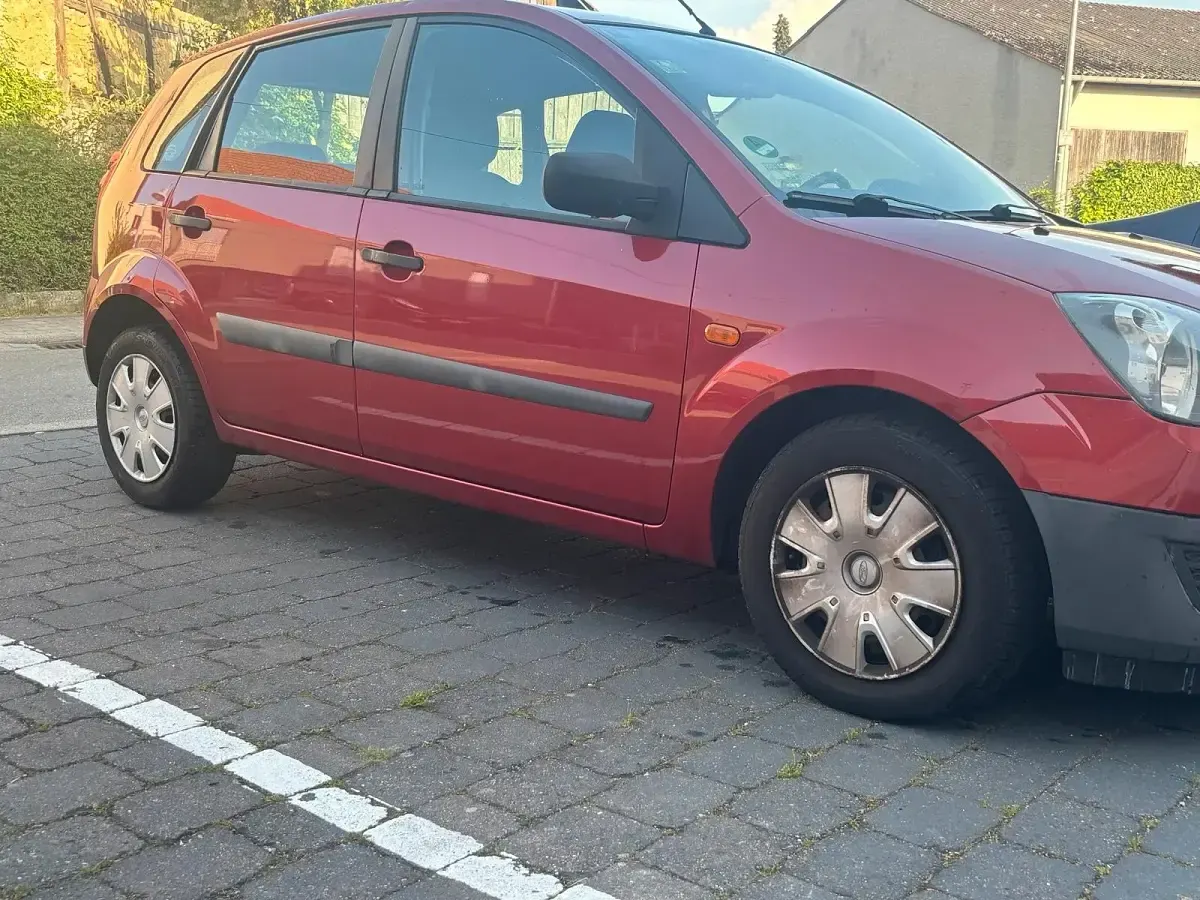 Gebraucht Ford Fiesta 71 PS (52 kW) 2006 Rot Kleinwagen