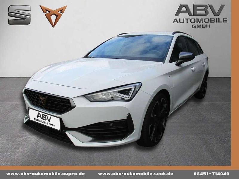 Glacial weoß metallic Gebraucht 2022 Cupra Leon VZ1 Kombi | 25.790 € (Fairer Preis) - Bild 1/4