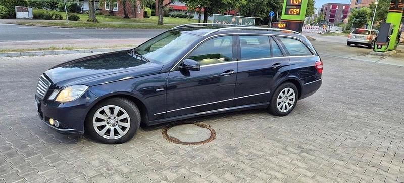 Gebraucht Mercedes E220 177 PS (130 kW) 2011 Blau Kombi
