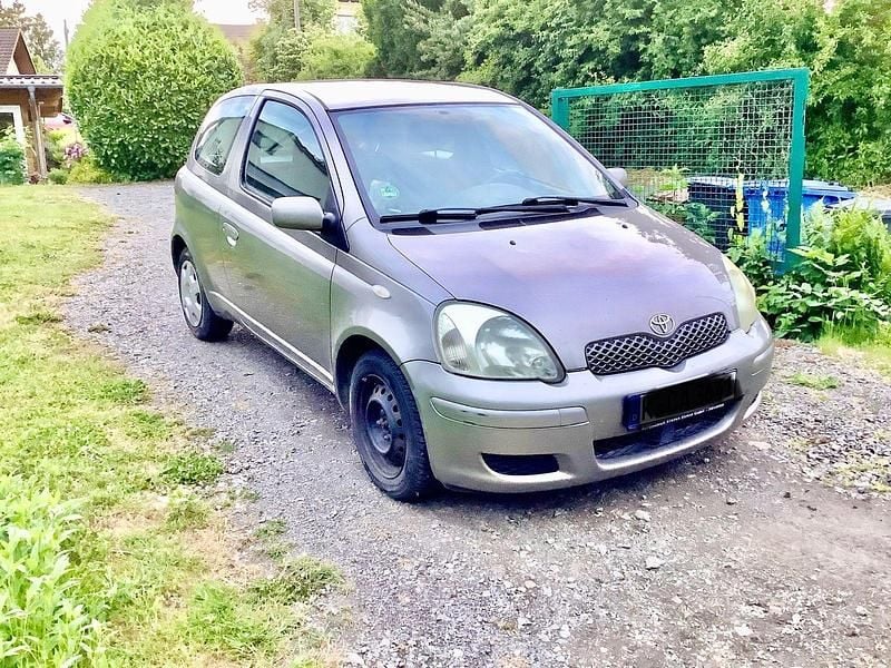 Grau Gebraucht 2004 Toyota Yaris Limousine | 800 € (Guter Preis) - Bild 1/4