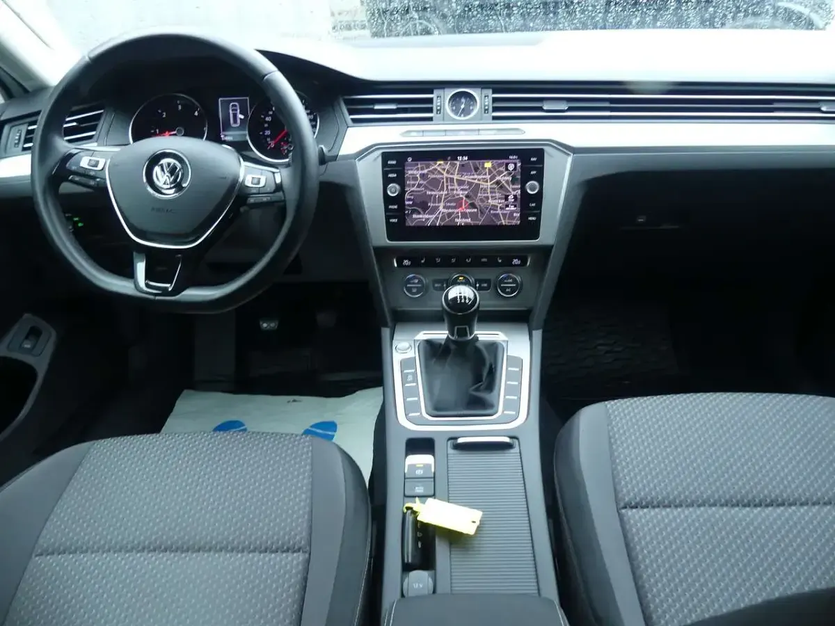 Gebraucht VW Passat Trendline 150 PS (110 kW) 2019 Pure white (metallic) Kombi