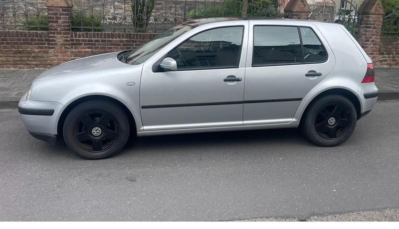 Silber Gebraucht 2000 VW Golf IV Kombi | 2.000 € - Bild 1/4