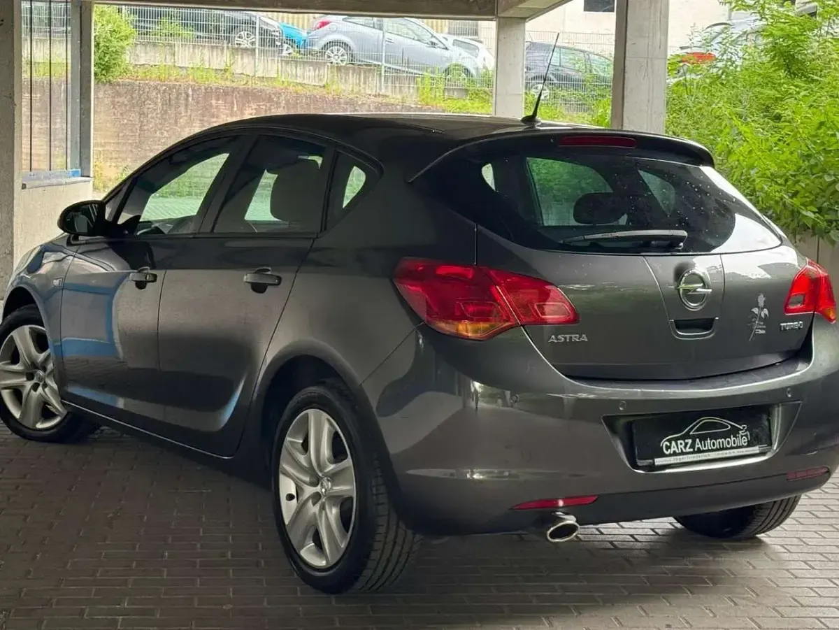 Gebraucht Opel Astra Design Edition 140 PS (102 kW) 2011 Karbongrau Kleinwagen