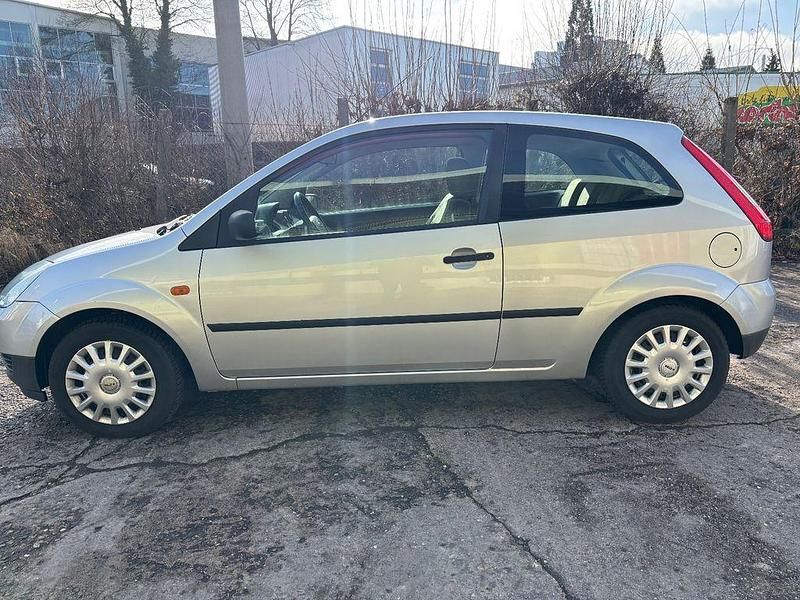 Gebraucht Ford Fiesta Ambiente 60 PS (44 kW) 2003 Silber Kleinwagen