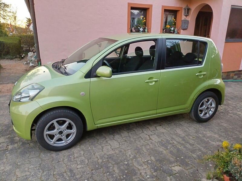 Grün Gebraucht 2006 Daihatsu Sirion Kleinwagen | 2.299 € (Fairer Preis) - Bild 1/4