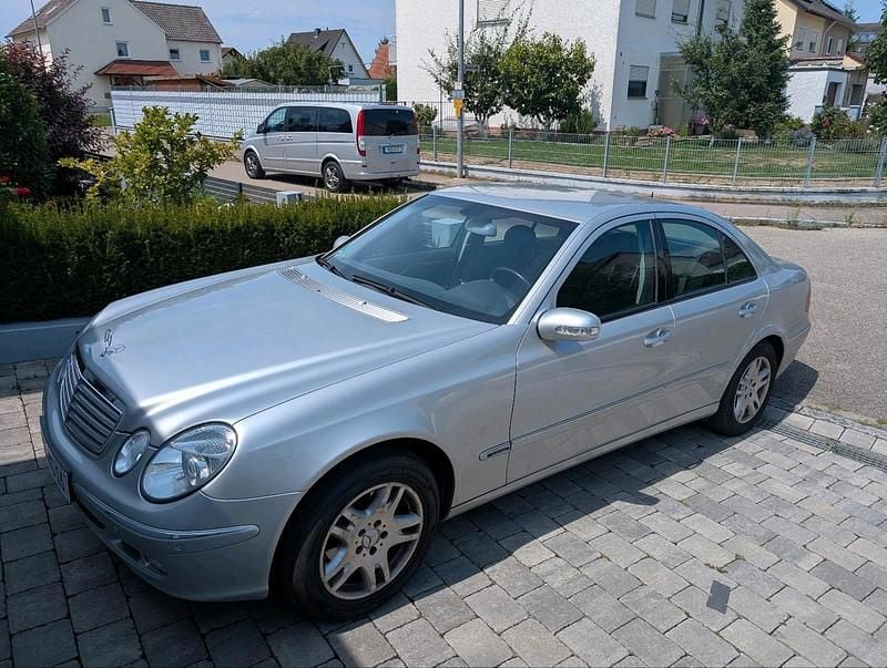 Silber Gebraucht 2005 Mercedes E240 Limousine | 5.000 € (Superpreis) - Bild 1/4