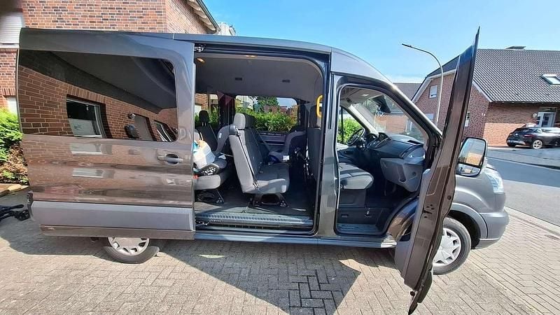 Grau Gebraucht 2019 Ford Transit Van / Kleinbus | 23.400 € (Teuer) - Bild 1/4