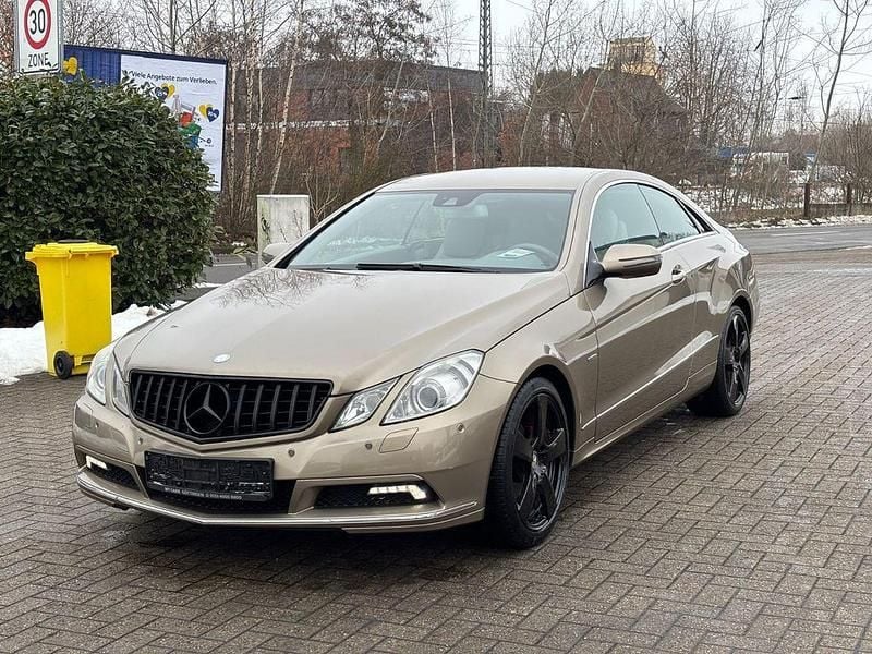 Gebraucht Mercedes E250 Avantgarde 204 PS (150 kW) 2011 Gold Coupé