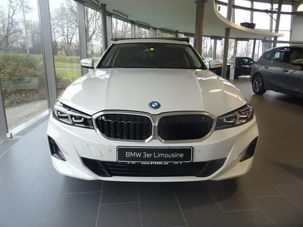 Weiß (alpinweiss iii) Neu 2025 BMW 330e Efficient Dynamics Limousine | 49.260 € - Bild 1/4