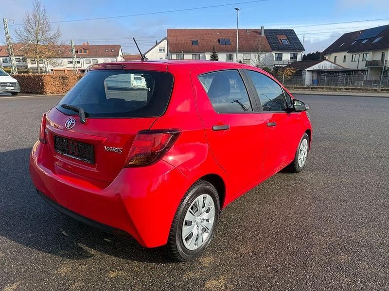 Gebraucht Toyota Yaris Basis 69 PS (50 kW) 2015 Rot Limousine