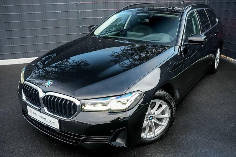 Schwarz Gebraucht 2022 BMW 520 Sport Line Kombi | 32.999 € (Fairer Preis) - Bild 1/4