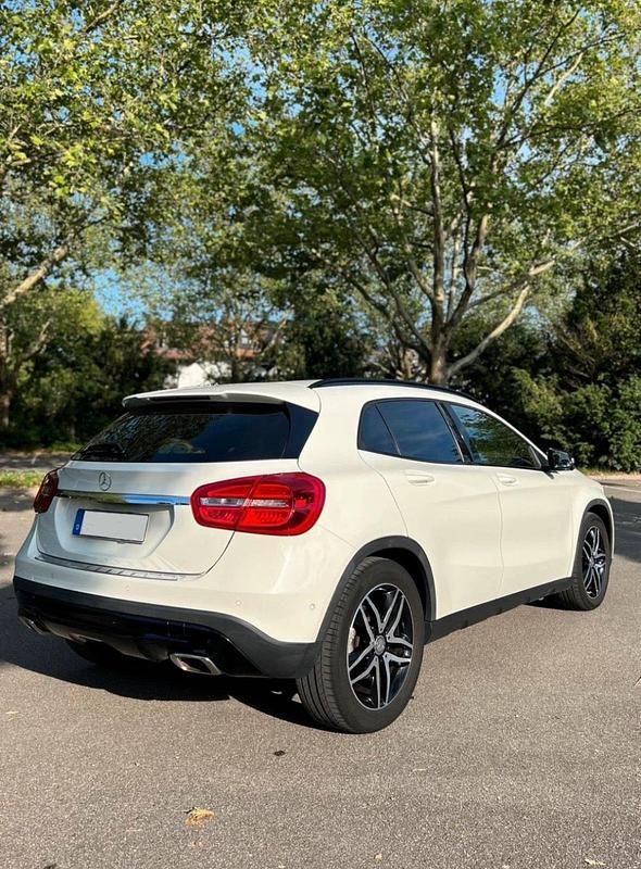 Weiß Gebraucht 2014 Mercedes GLA220 SUV | 12.900 € (Fairer Preis) - Bild 1/4