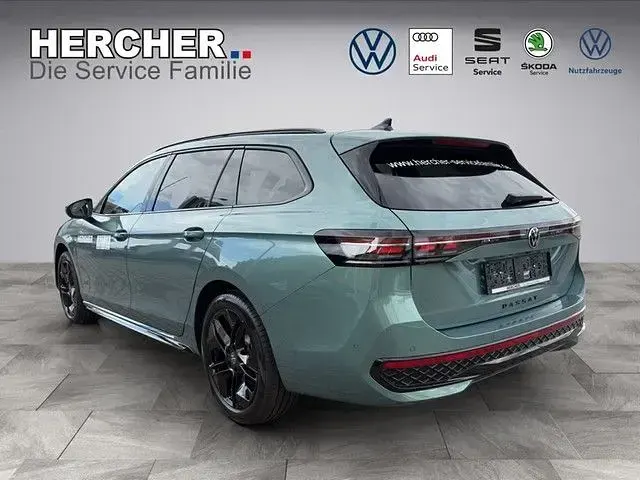 Gebraucht VW Passat R-line 150 PS (110 kW) 2025 Grün Kombi