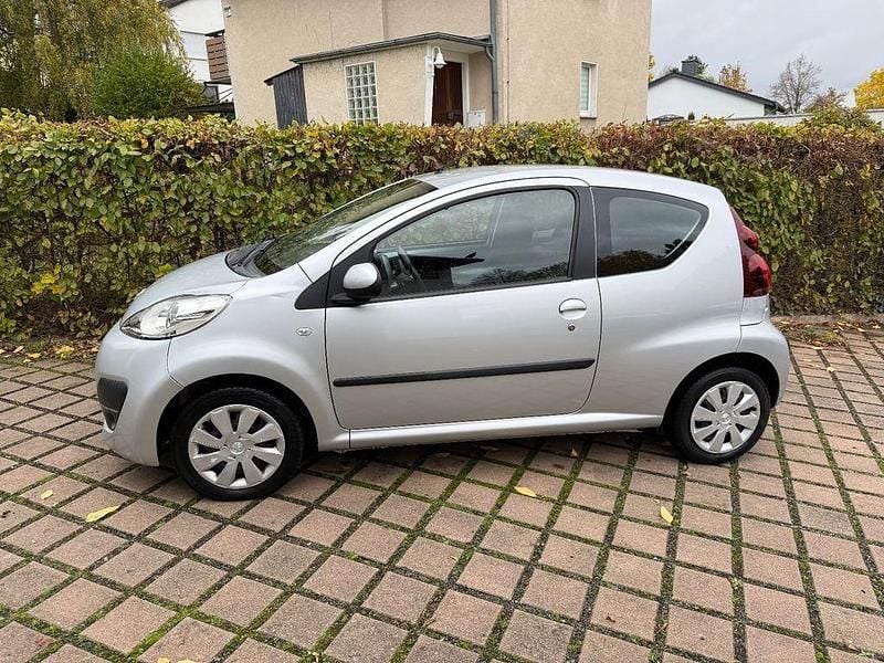 Grau Gebraucht 2013 Peugeot 107 Active Kleinwagen | 1.999 € (Guter Preis) - Bild 1/4