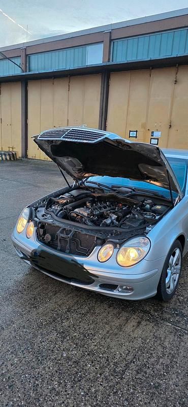 Second-hand Mercedes E270 190 CP (139 kW) 2002 Argintiu Berlinǎ