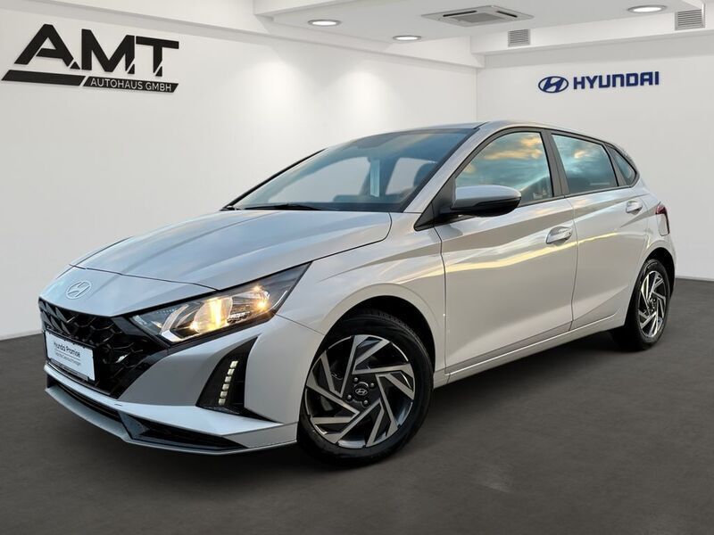 Grau Gebraucht 2024 Hyundai i20 Trend Kleinwagen | 19.340 € (Fairer Preis) - Bild 1/4