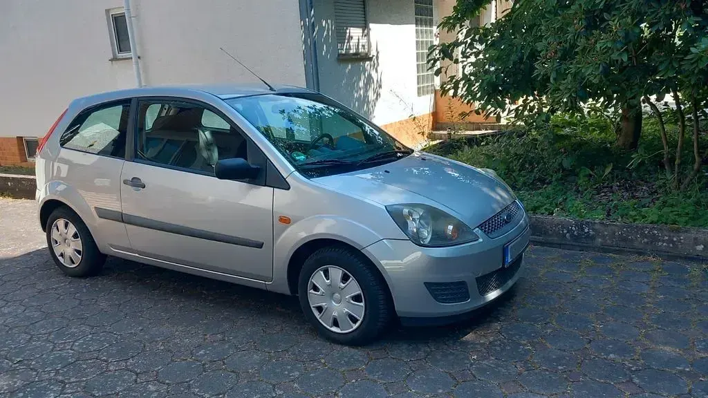 Gebraucht Ford Fiesta Trend 69 PS (50 kW) 2007 Silber Kleinwagen