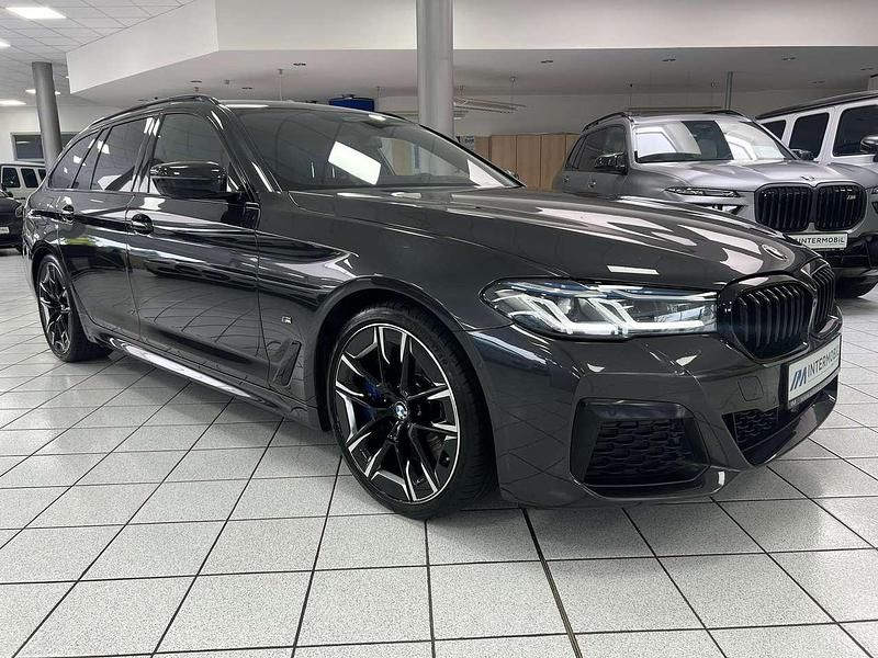 Gebraucht BMW 530 M Sport 286 PS (210 kW) 2024 Sophistograu brillanteffekt Kombi