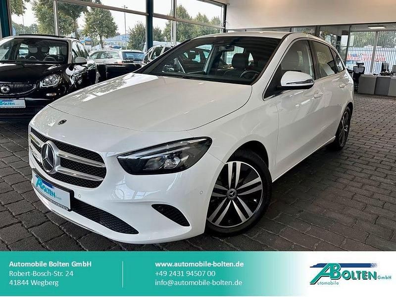 Weiß Gebraucht 2022 Mercedes B180 Van / Kleinbus | 27.590 € (Fairer Preis) - Bild 1/4