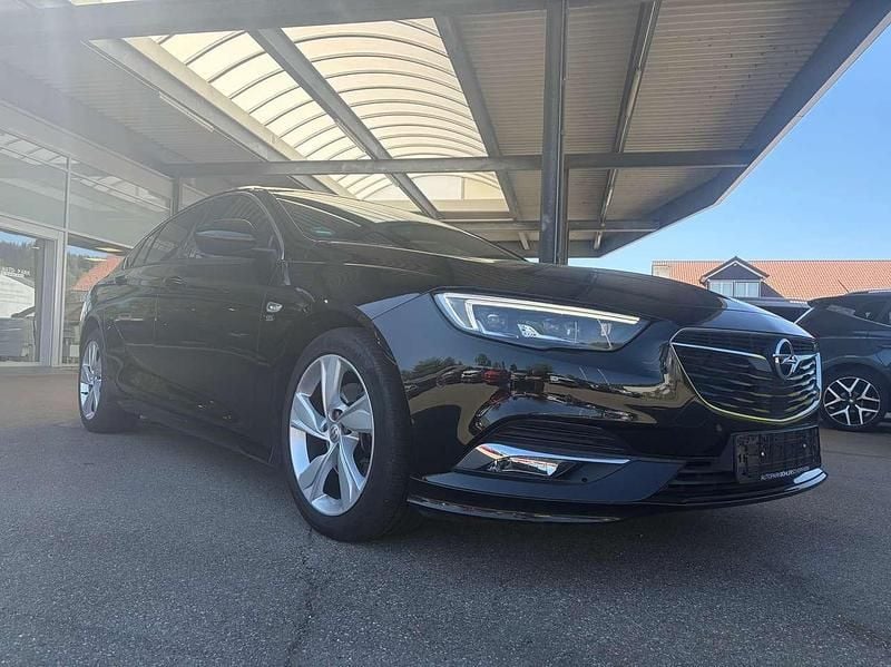 Second-hand Opel Insignia Dynamic 209 CP (153 kW) 2018 Negru Hatchback