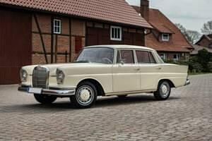 Weiß Gebraucht 1965 Mercedes 220 SE Limousine | 28.900 € - Bild 1/4