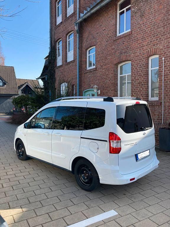 Gebraucht Ford Tourneo Courier Titanium 101 PS (74 kW) 2021 Weiß Van / Kleinbus