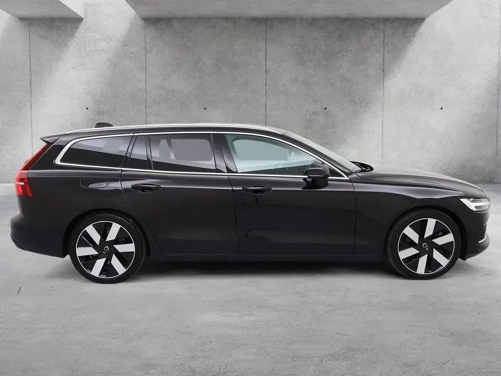 Gebraucht Volvo V60 Plus 349 PS (256 kW) 2025 Schwarz Kombi