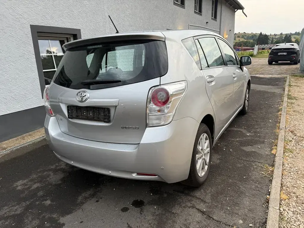 Gebraucht Toyota Verso 132 PS (97 kW) 2011 Silber Van / Kleinbus