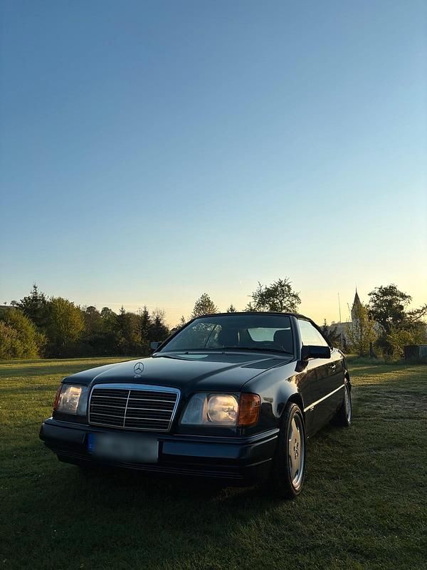 Blau Gebraucht 1995 Mercedes E220 Sportline Cabrio | 15.700 € - Bild 1/4