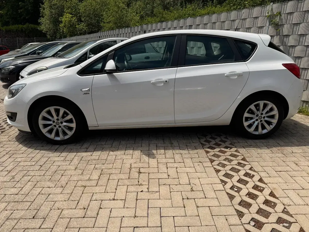 Gebraucht Opel Astra 120 PS (88 kW) 2013 Weiß Limousine