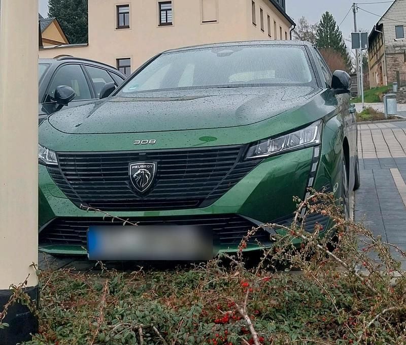 Second-hand Peugeot 308 110 CP (80 kW) 2022 Verde Berlinǎ