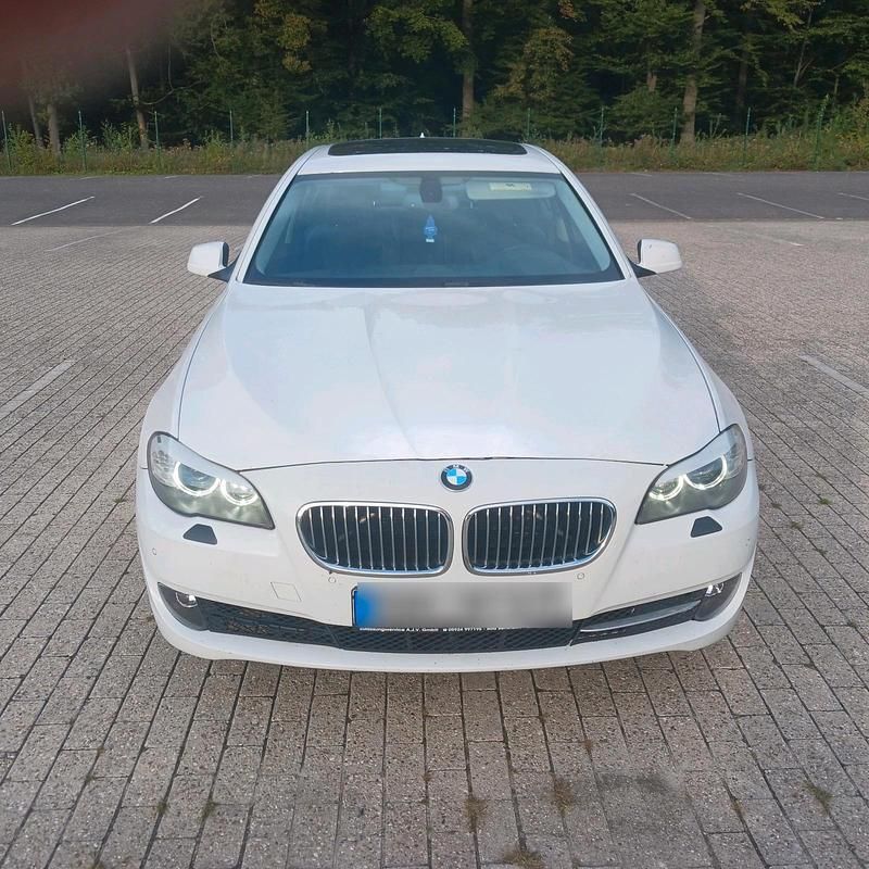 Weiß Gebraucht 2011 BMW 528 Limousine | 6.999 € (Superpreis) - Bild 1/4