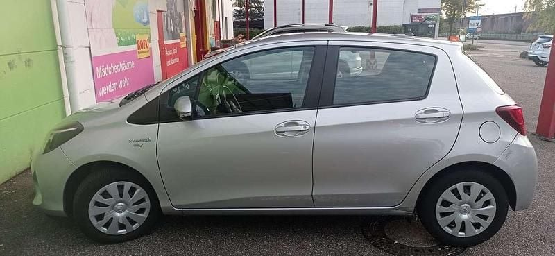 Silber Gebraucht 2015 Toyota Yaris Hybrid Comfort Limousine | 11.000 € (Guter Preis) - Bild 1/4