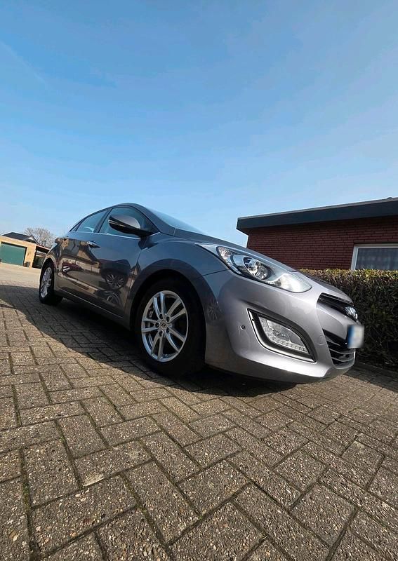 Gebraucht Hyundai i30 128 PS (94 kW) 2012 Grau Limousine