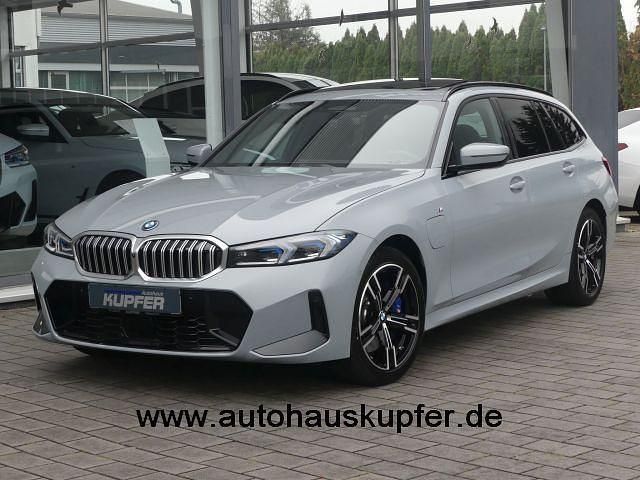 Grau Gebraucht 2024 BMW 330e M Sport Limousine | 49.900 € (Teuer) - Bild 1/4