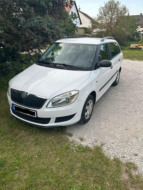 Weiß Gebraucht 2010 Skoda Fabia Ambiente Kombi | 1.700 € (Guter Preis) - Bild 1/4