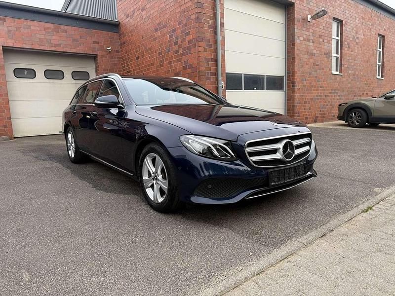 Blau Gebraucht 2017 Mercedes E220 Kombi | 18.900 € (Fairer Preis) - Bild 1/4