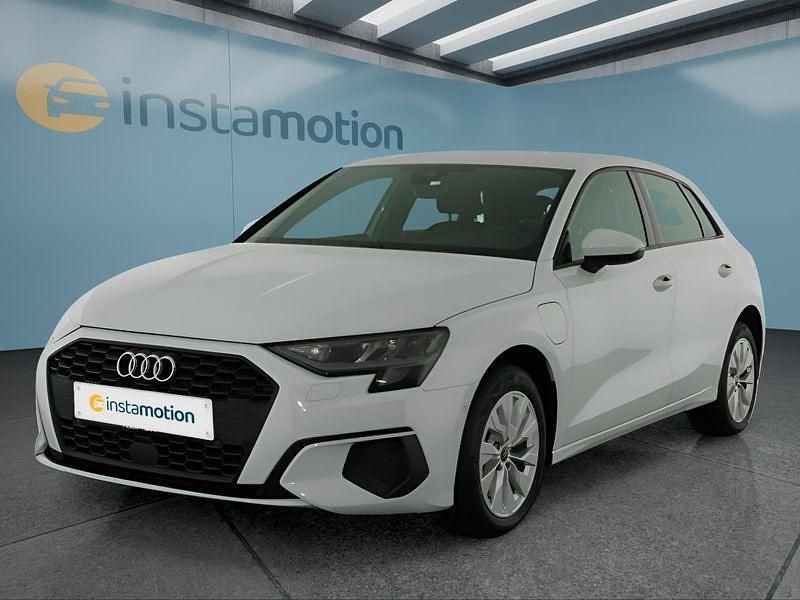 Weiß Gebraucht 2022 Audi A3 Sportback e-tron Limousine | 22.349 € (Fairer Preis) - Bild 1/4
