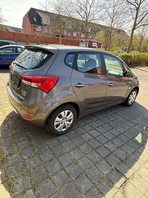 Gebraucht Hyundai ix20 Comfort 90 PS (66 kW) 2011 Braun Kleinwagen