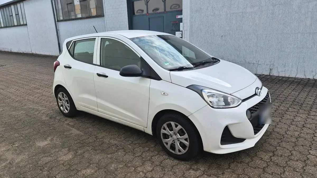Gebraucht Hyundai i10 69 PS (50 kW) 2015 Weiß Kleinwagen
