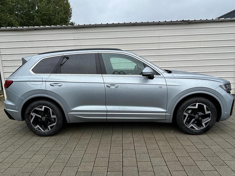 Gebraucht VW Touareg Elegance 286 PS (210 kW) 2024 Dolomite silver metallic SUV