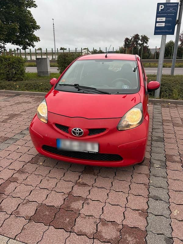 Rot Gebraucht 2006 Toyota Aygo Kleinwagen | 2.900 € (Etwas zu teuer) - Bild 1/4