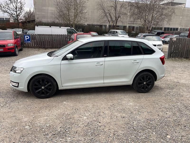 Gebraucht Skoda Rapid Joy 90 PS (66 kW) 2016 Weiß Kleinwagen