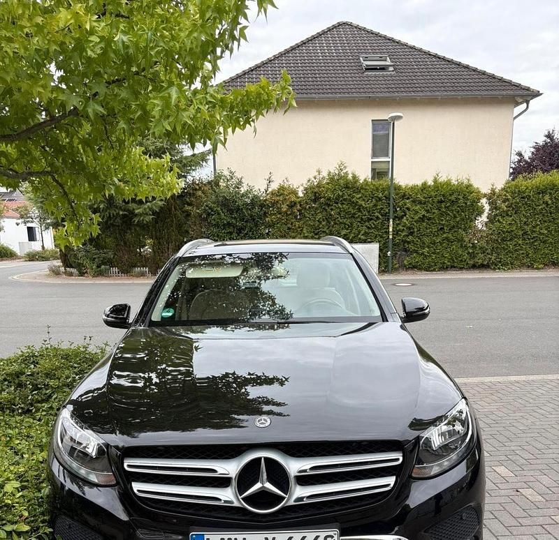 Schwarz Gebraucht 2017 Mercedes GLC220 Kombi | 29.600 € (Etwas zu teuer) - Bild 1/4