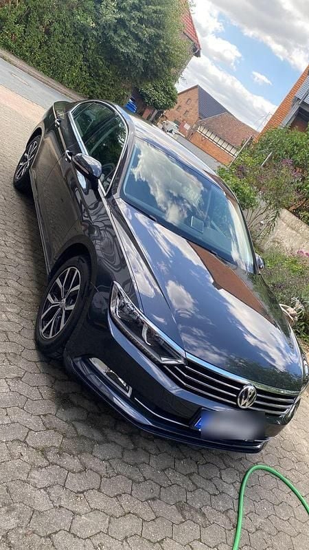 Grau Gebraucht 2018 VW Passat Comfortline Limousine | 17.000 € (Guter Preis) - Bild 1/4